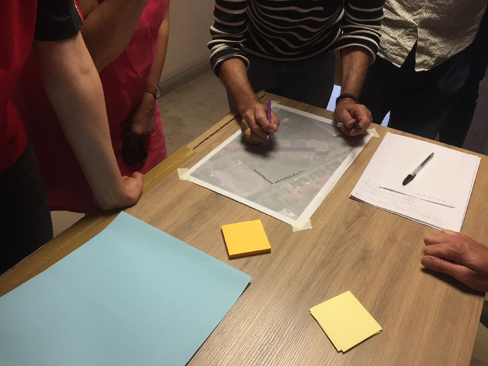 Photo d'un atelier de travail sur la tonte différenciée mené avec les habitants de la copropriété Le Chamois 