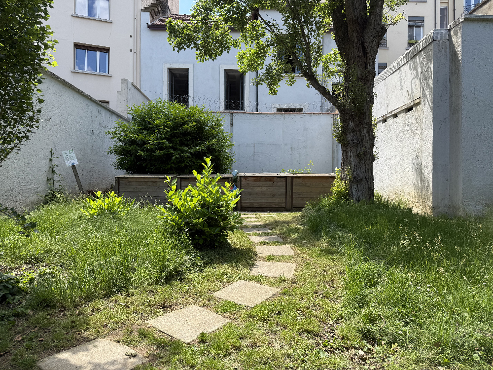 Photo de bac à compost et de tonte différenciée dans une copropriété de Lyon 7