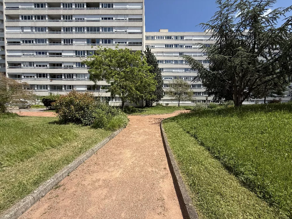 Photo pour illustrer le nombre de résidences rencontrées sur l'ensemble de la Métropole de Lyon. Photo d'une résidence de Lyon 7.